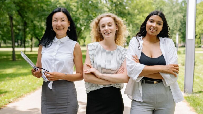 Ausbildung oder Studium: Der Zahlenvergleich, den Schulabgänger selten sehen